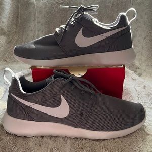 Womens Nike roshe run one cool grey size 10 new